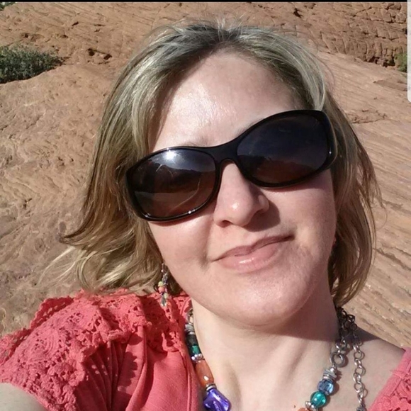 Meet your Posher, Linda Hartwick - Picture 2 of 5